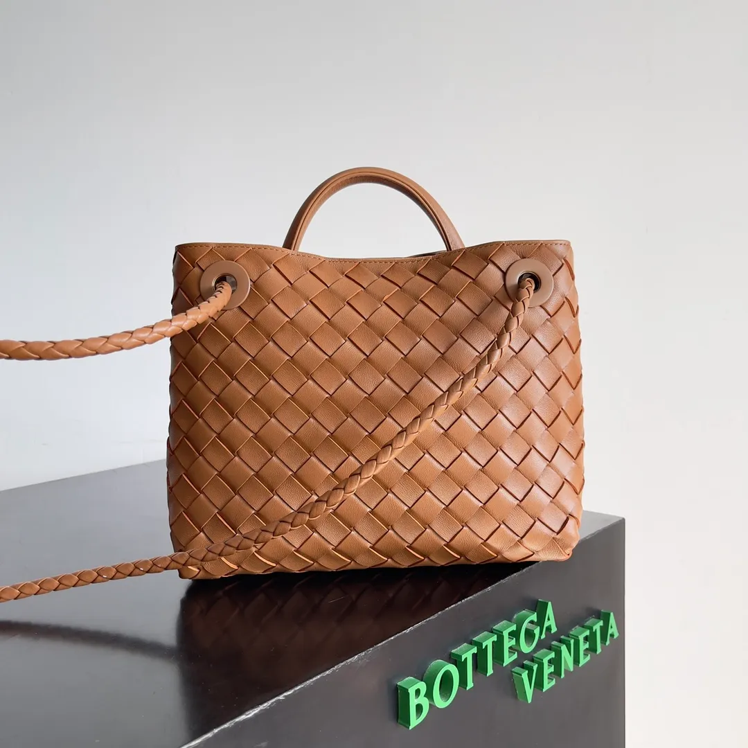 The 2023 new Andiamo batch of 1860 BV has been shipped‼ ️Really popular🔥The new Andiamo woven handbag launched by Bottega Veneta this season is really popular all over the world! ! Celebrities at home and abroad have worn it, and Oscar-winning actress Michelle Yeoh has taken it out on the street. Song Jia, Trai Yara, Yu Feihong, Sanji Ayaka, Rosie Hunting-Whiteley, Yoshioka Riho, etc. have all picked up this bag. It is classic and versatile, showing off its temperament, and the bag capacity is also large, which is very convenient for daily commuting! ! A variety of carrying methods, the shoulder straps can be adjusted by yourself, the original lambskin feels soft and delicate, and the neutral style is made to break gender boundaries and bring a more practical and longer-lasting use experience. Andiamo, which has both elegant and casual styles, perfectly interprets the true appearance of "fashionable old money style". Style number: 743568 Size: 25*22*10.5cm